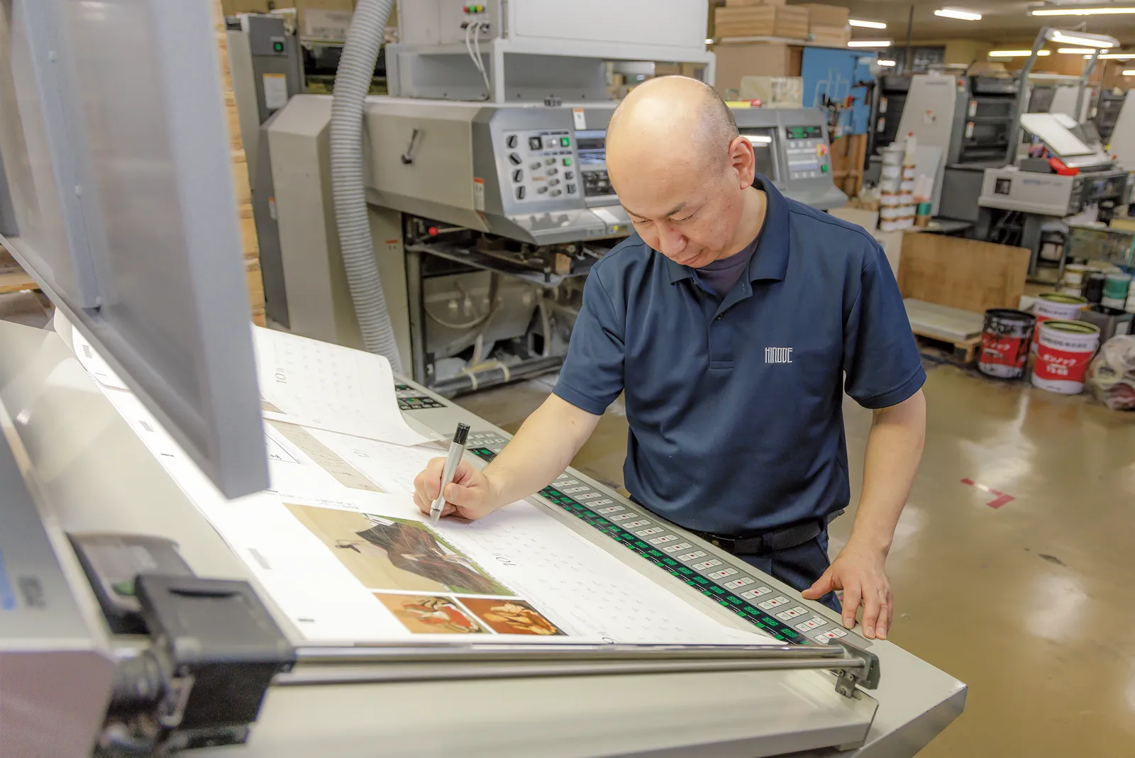 印刷仕上がりのチェックの様子