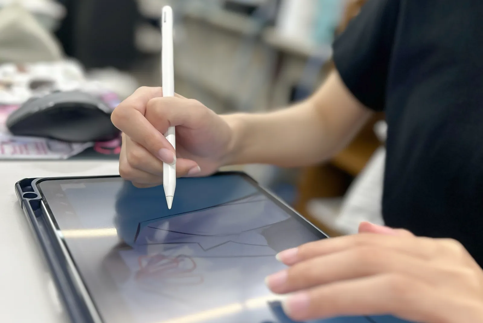 音成印刷スタッフがタブレットでイラストを描いている様子
