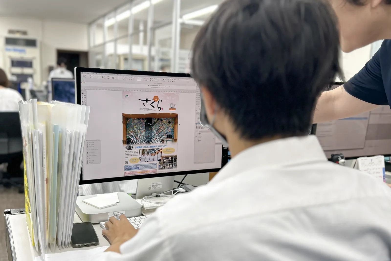 音成印刷スタッフがデザインの打ち合わせを行っている様子
