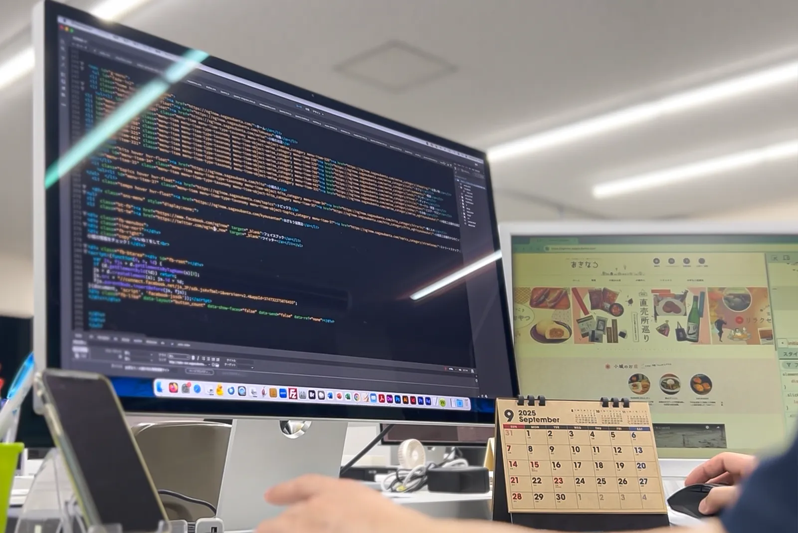 音成印刷スタッフがホームページの制作を行っている様子