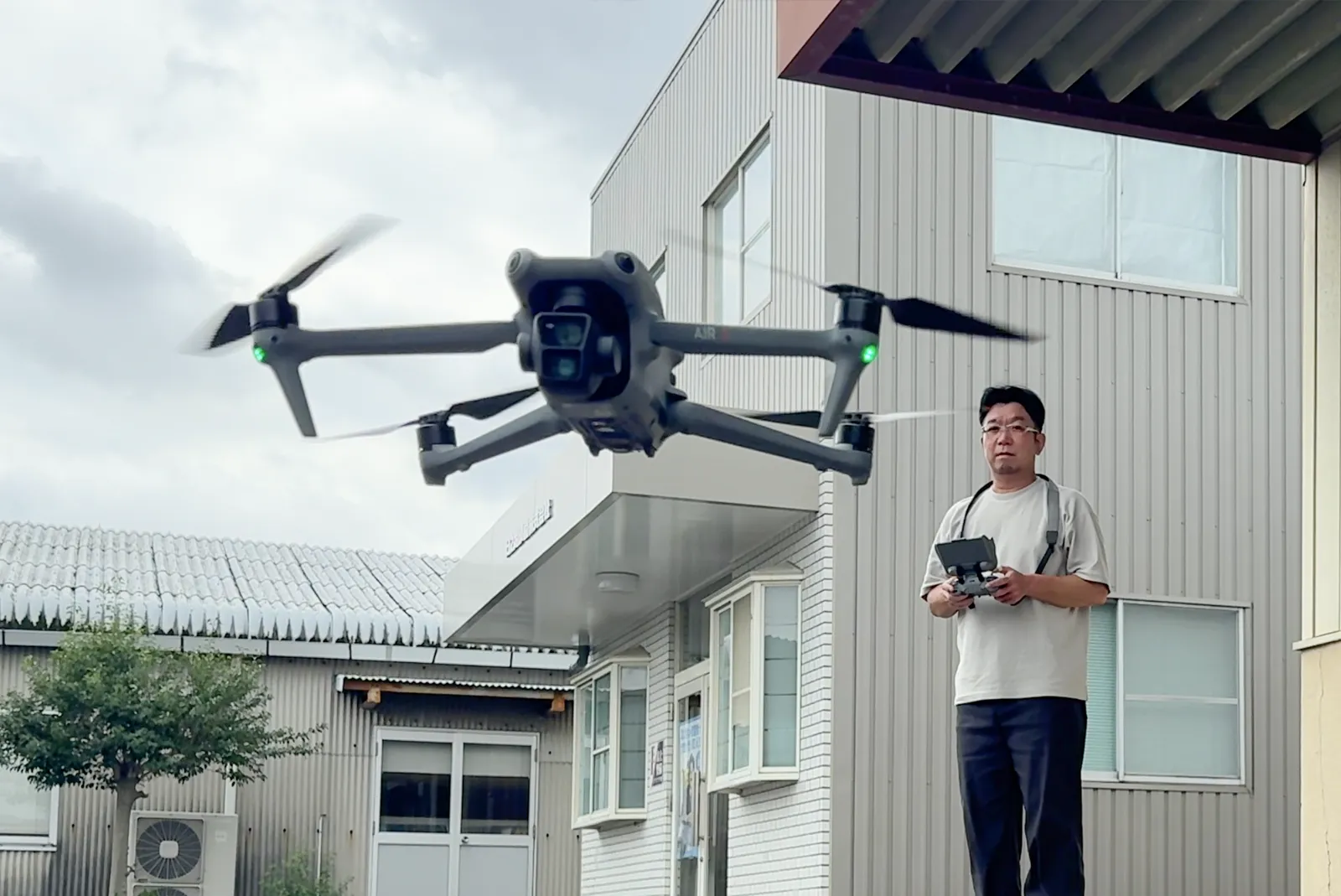 音成印刷の撮影スタッフがドローンで空撮をしている様子