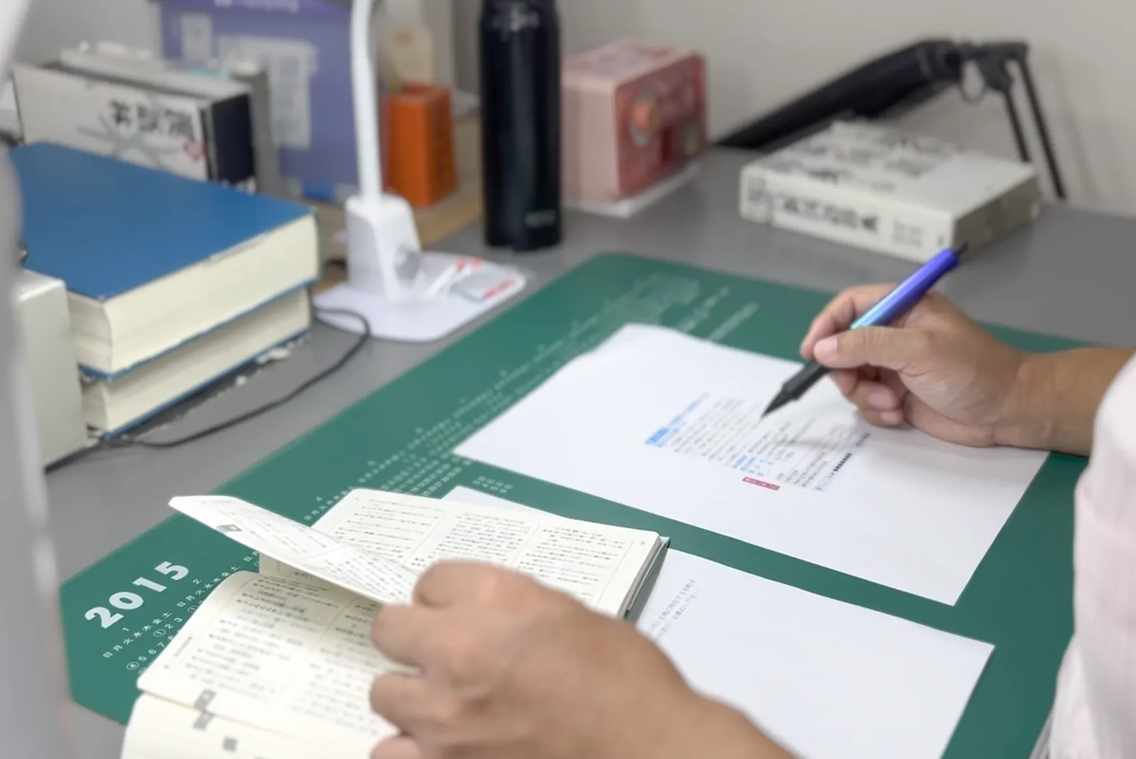 音成印刷の社内校正スタッフが原稿の文字をチェックしている様子